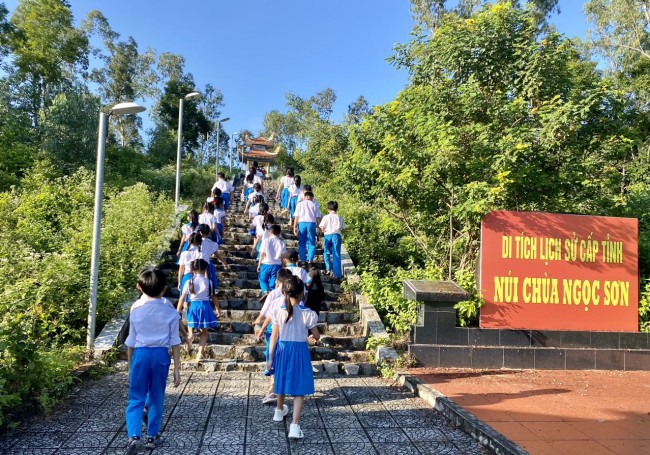 Liên đội Trường Tiểu học Nguyễn Trãi tổ chức chương trình "Hành trình về địa chỉ đỏ" và thăm các chú bộ đội tại Trạm Ben 2 đóng tại Núi Chùa, Ngọc Sơn.