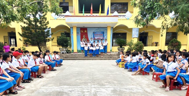 Liên đội Trường Tiểu học Nguyễn Trãi tổ chức Tuyên dương gương đội viên xuất sắc, cháu ngoan Bác Hồ năm học 2023 – 2024 và giới thiệu sách.