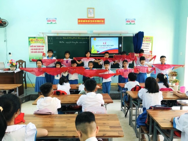 Liên đội Trường Tiểu học Nguyễn Trãi tổ chức lễ kết nạp Đội viên đợt 2