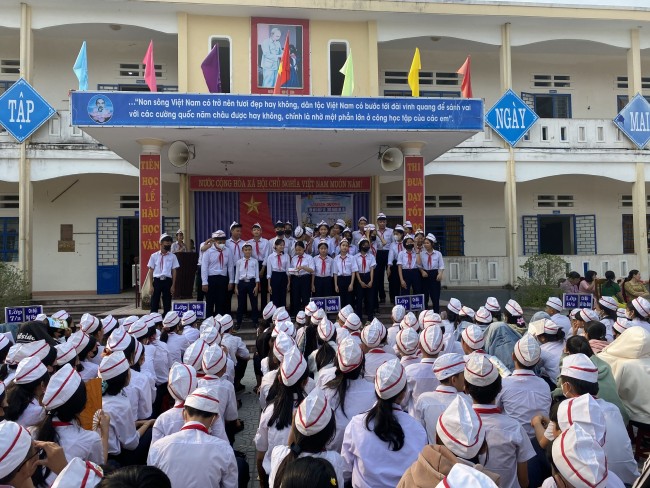 Liên đội THCS Nguyễn Bỉnh Khiêm tuyên dương đội viên xuất sắc