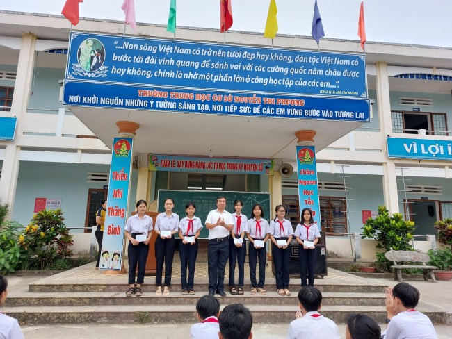 Liên đội THCS Nguyễn Tri Phương tổ chức trao thưởng cho gương đội viên xuất sắc trong phong trào "Nghìn việc tốt"