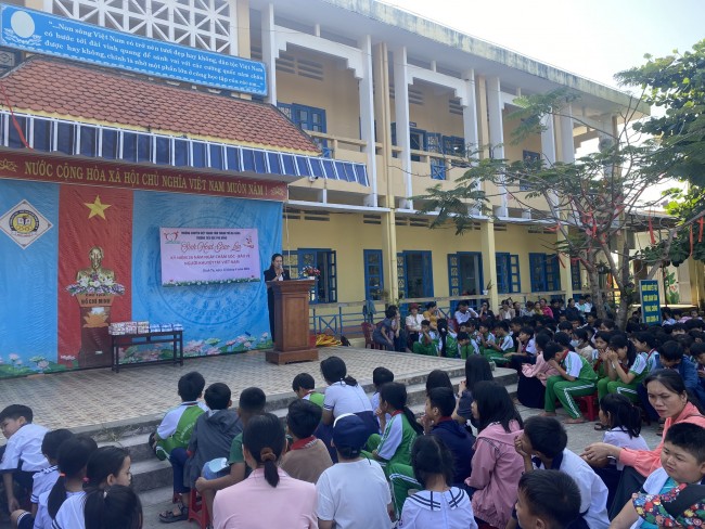 Liên đội Tiểu học Phù Đổng phối hợp tổ chức sinh hoạt giao lưu kỷ niệm 26 năm ngày Chăm sóc và bảo vệ Người khuyết tật Việt Nam 18/4/2024.