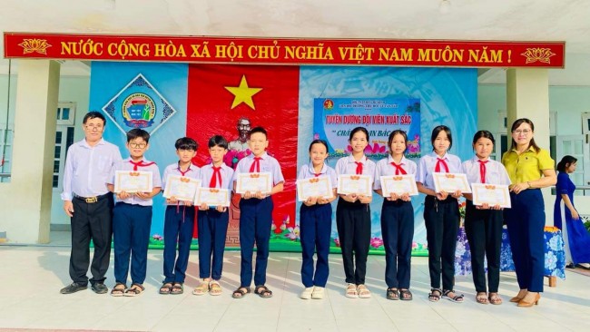Liên đội TH Lê Văn Tám tổ chức tuyên dương Đội viên xuất sắc, Cháu ngoan Bác Hồ năm học 2023-2024.