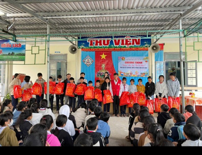 trao quà tết cho học sinh có hoàn cảnh khó khăn