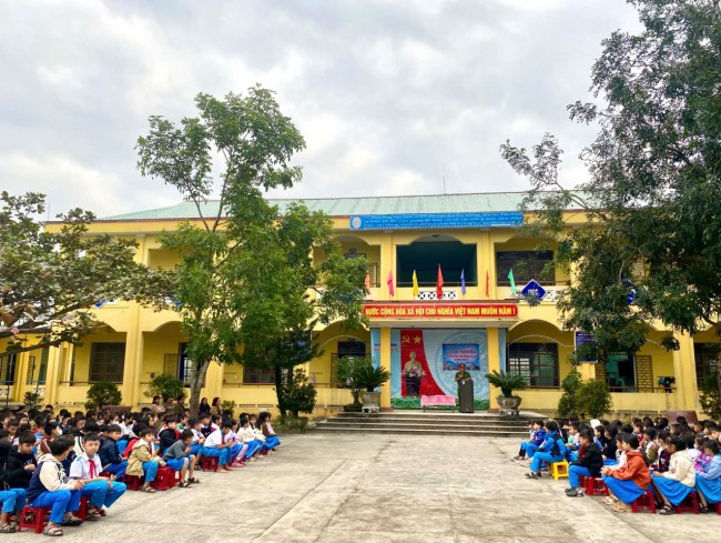 Liên đội Trường Nguyễn Trãi tuyên truyền luật giao thông đường bộ, phòng chống bạo lực học đường, nói không với pháo nổ