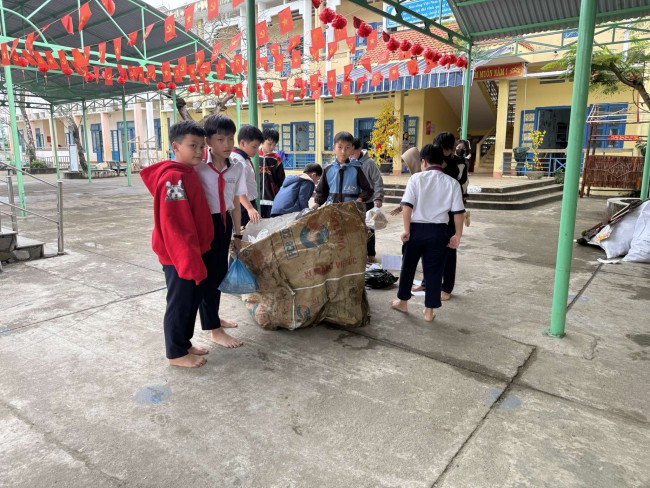 ảnh chụp hoạt động tại sân trường TH Phù Đổng