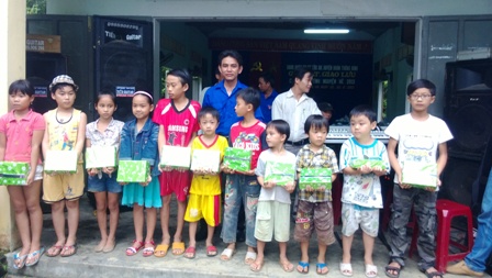 Đồng chí Phạm Văn Anh - Phó Bí thư Huyện đoàn Thăng Bình tặng quà cho học sinh có hành cảnh khó khăn