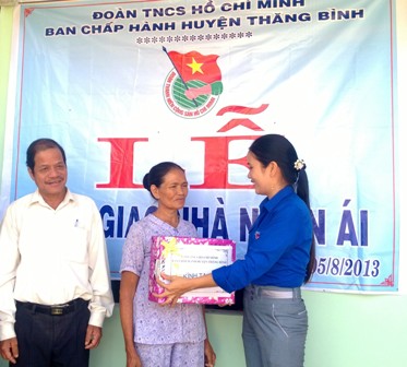 Đồng chí Phan Thị Nhi - HUV, Bí thư Huyện đoàn tặng quà cho bà Đặng Thị Nhựt