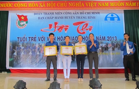 Đ/c Phan Thị Nhi - Bí thư Huyện đoàn tặng giấy khen cho các đơn vị đạt giải tại các cụm