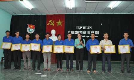 Đ/c Phan Thị Nhi - Bí thư Huyện đoàn tặng giấy chứng nhận cho các cá nhân tiêu biểu