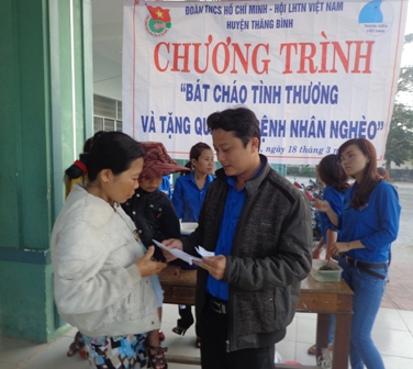 Đ/c Nguyễn Cao Cường - PBT Huyện đoàn tặng quà cho bệnh nhân