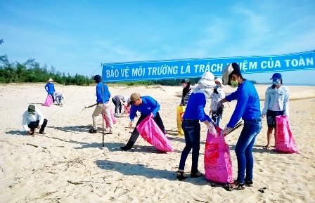 ĐVTN xã Bình Dương ra quân thu gom rác trên bãi biển