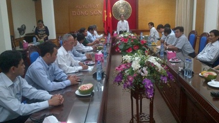 Đ/c Nguyễn Văn Phát- TUV- Bí thư huyện ủy Đông Sơn làm việc với đoàn đại biểu huyện Thăng Bình.