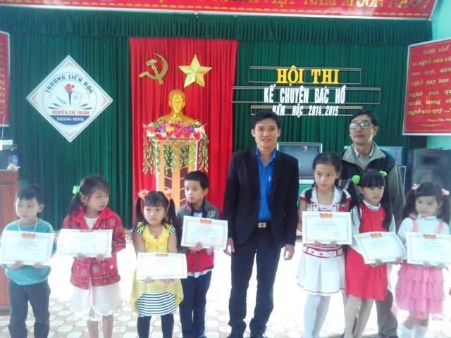 Đồng chí Lê Văn Hà- Bí thư Đoàn xã Bình Lãnh trao giải cho các em đạt giải cao