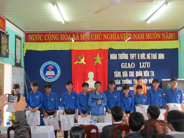 Trường THPT Nguyễn Thái Bình tặng quà cho học sinh khó khăn