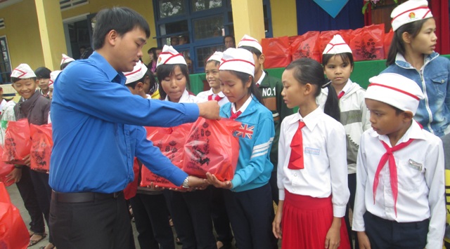 Đồng chí Nguyễn Thanh Việt - Bí thư Đoàn xã Bình Nguyên tặng quà cho các em học sinh