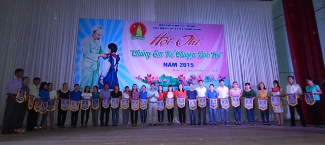 Đ/c Trần Hữu Phước - PBT Huyện đoàn - Chủ tịch HĐĐ huyện, trao cờ lưu niệm cho các đơn vị dự thi