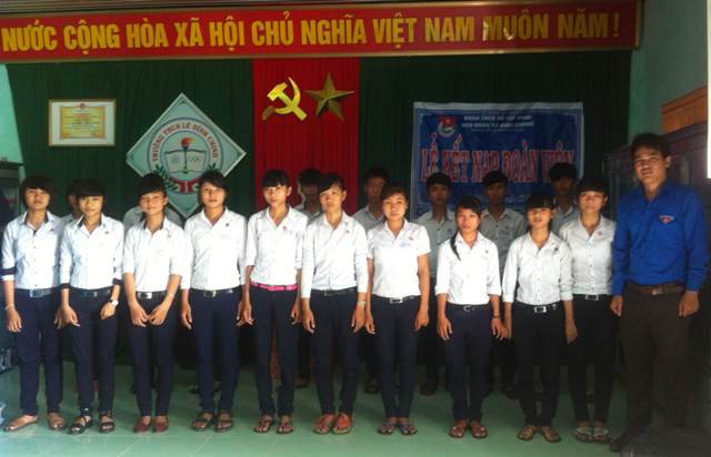Đồng chí Nguyễn Thành Đạt - Bí thư Đoàn xã Bình Dương trong Lễ kết nạp đoàn viên