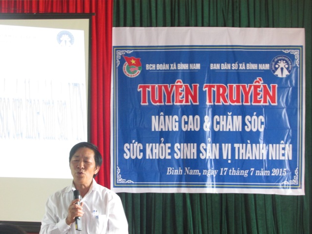 Đ/c Huỳnh Thạnh Trưởng phòng Truyền thông - Chi Cục Dân số tỉnh Quảng Nam trong buổi tuyên truyền