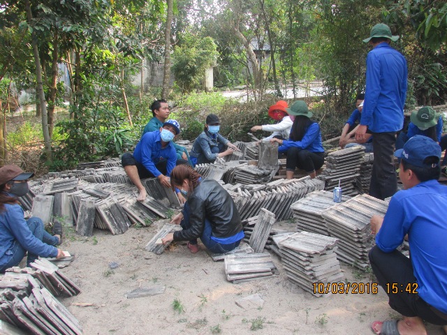 Tình nguyện tháo gỡ nhà nạn nhân chất độc da cam tại Bình Giang