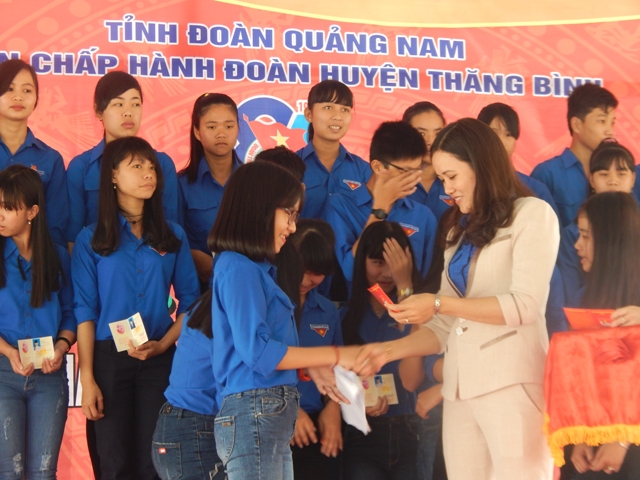 Đ/c Phan Thị Nhi - Bí thư Huyện đoàn Thăng Bình trao thẻ kết nạp lớp Đoàn viên
