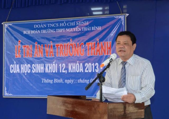 Thầy Lâm Thanh Xuân - Hiệu trưởng trường THPT Nguyễn Thái Bình phát biểu tại buổi lễ