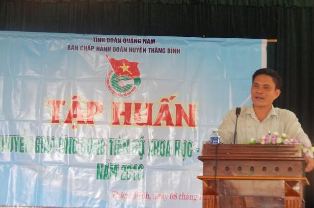 Anh Nguyễn Xuân Bảy - Phó Trưởng Trạm khuyến nông huyện, báo cáo viên lớp tập huấn