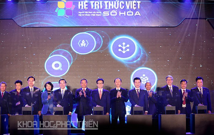 Các đại biểu nhấn nút khởi động Hệ tri thức Việt số hóa. Ảnh: Khoa học & Phát triển.