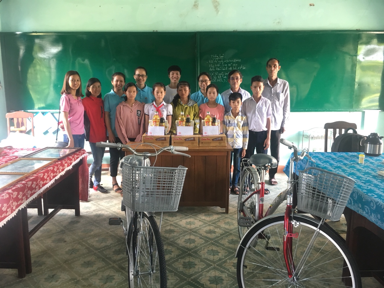 Bình Chánh: CLB Hoa Sen tặng quà cho học sinh khó khăn