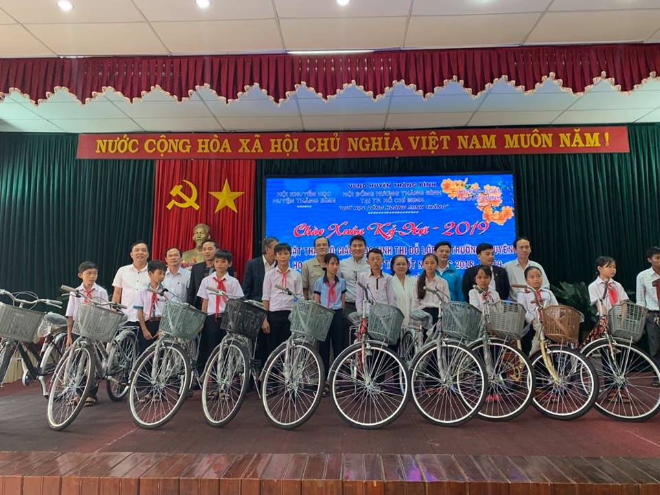 Trao xe đạp cho học sinh