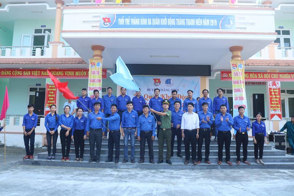 Đ/c Nguyễn Cao Cường - BT Huyện đoàn trao cờ phát lệnh ra quân Tháng Thanh niên 2019