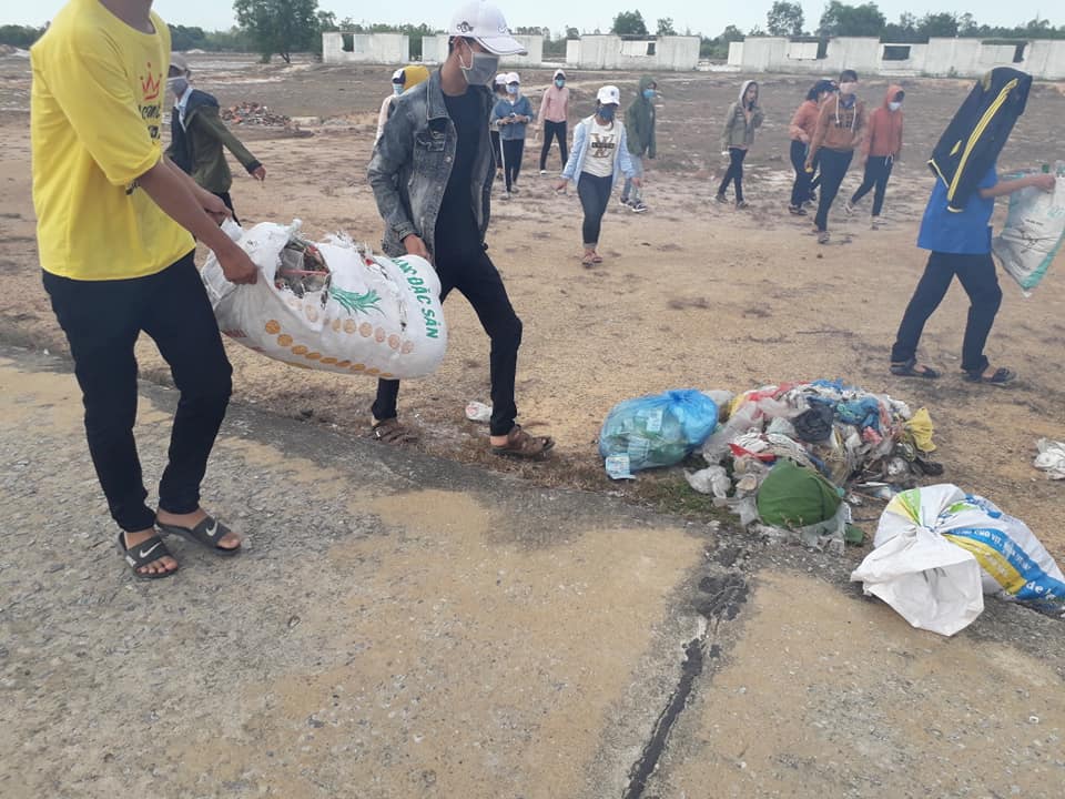 Đoàn Xã Bình Giang tổ chức ra quân dọn vệ sinh, thu gom rác thải hưởng ứng tháng hành động vì môi trường