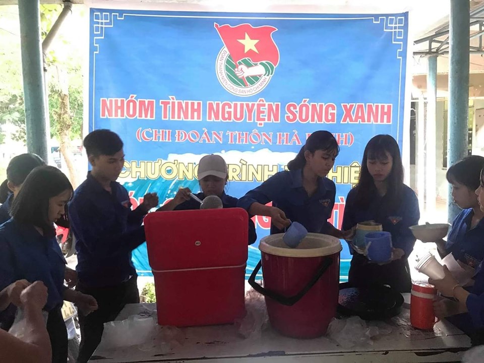 Buổi phát cháo từ thiện của Câu lạc bộ Sóng xanh tại Trung tâm Y tế huyện Thăng Bình