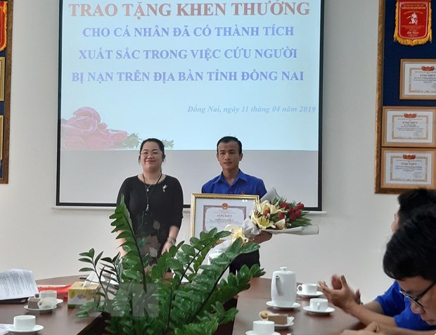 Sinh viên Nguyễn Hoàng Minh Vũ nhận khen thưởng đột xuất của UBND tỉnh Đồng Nai. (Ảnh: Lê Xuân/TTXVN)