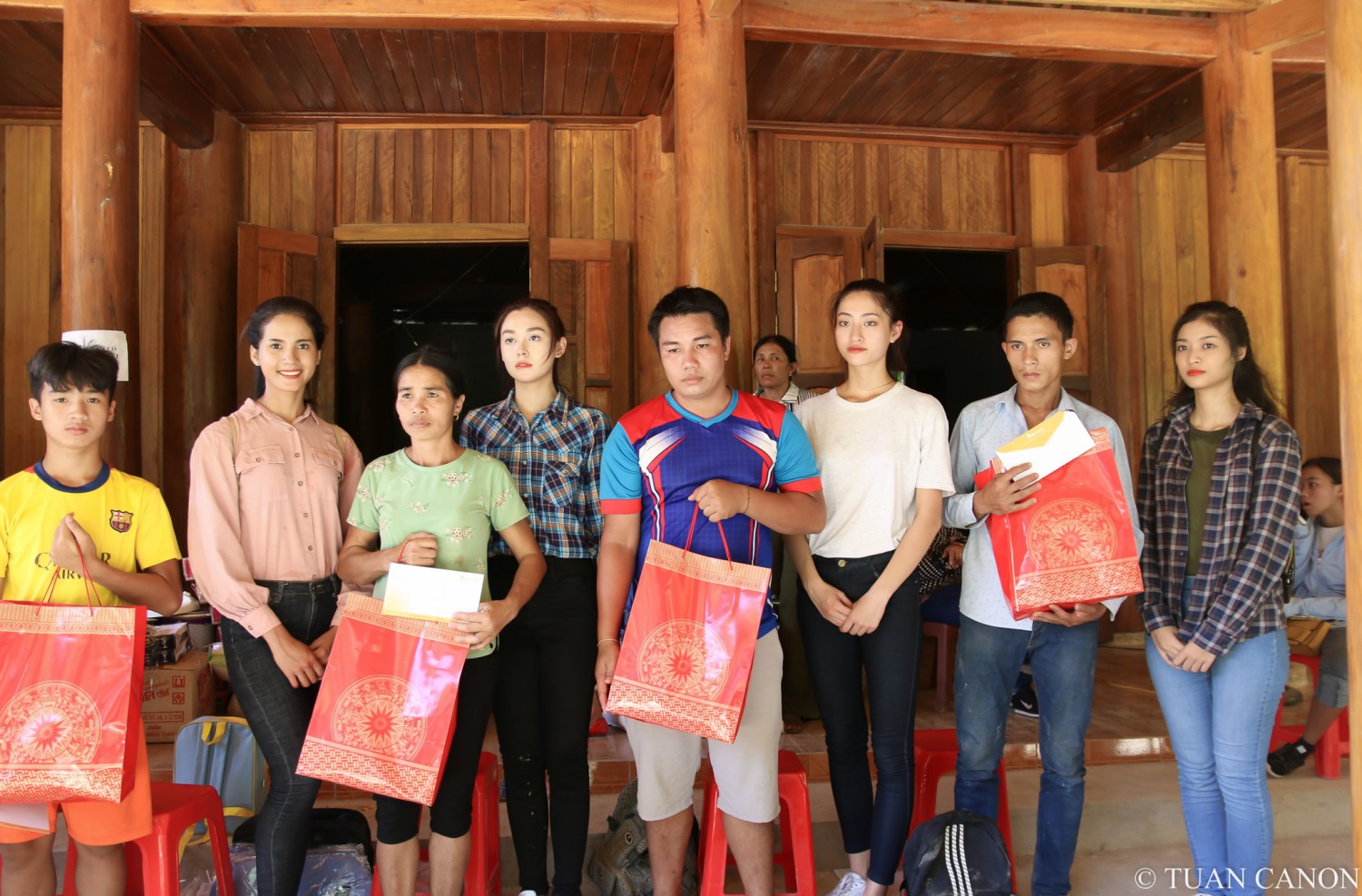 Các người đẹp Miss World Việt Nam hỗ trợ người dân vùng lũ Thanh Hóa