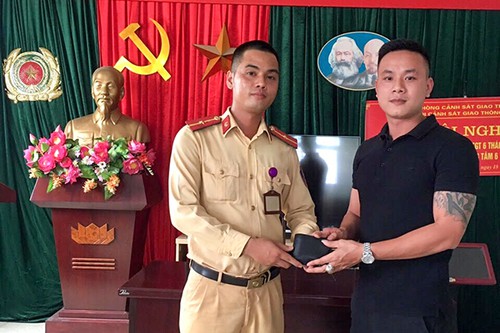 Thiếu úy Lê Ngọc Hiệp trao trả nguyên vẹn tài sản cho anh Vũ Văn Tuấn