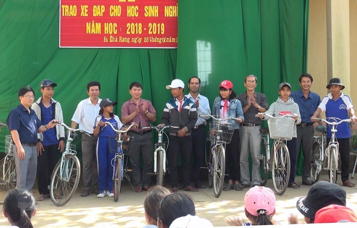 Một buổi trao tặng xe đạp cho học sinh nghèo của thầy Huỳnh Quang Sơn do trường Trung học cơ sở Đinh Núp tổ chức