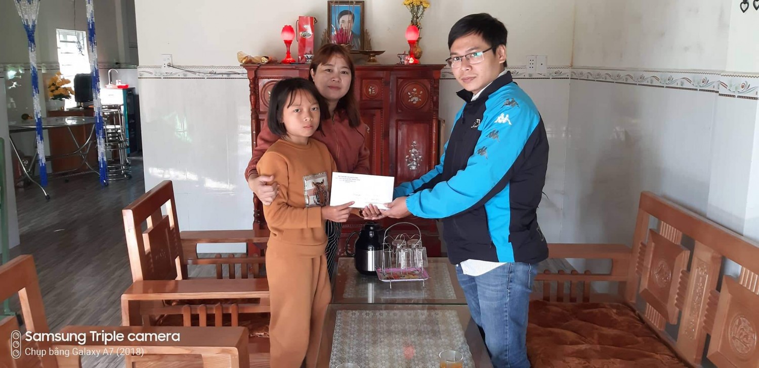Đại diện BTV Huyện đoàn trao tặng quà cho em Nguyễn Thị Hoàng Tú
