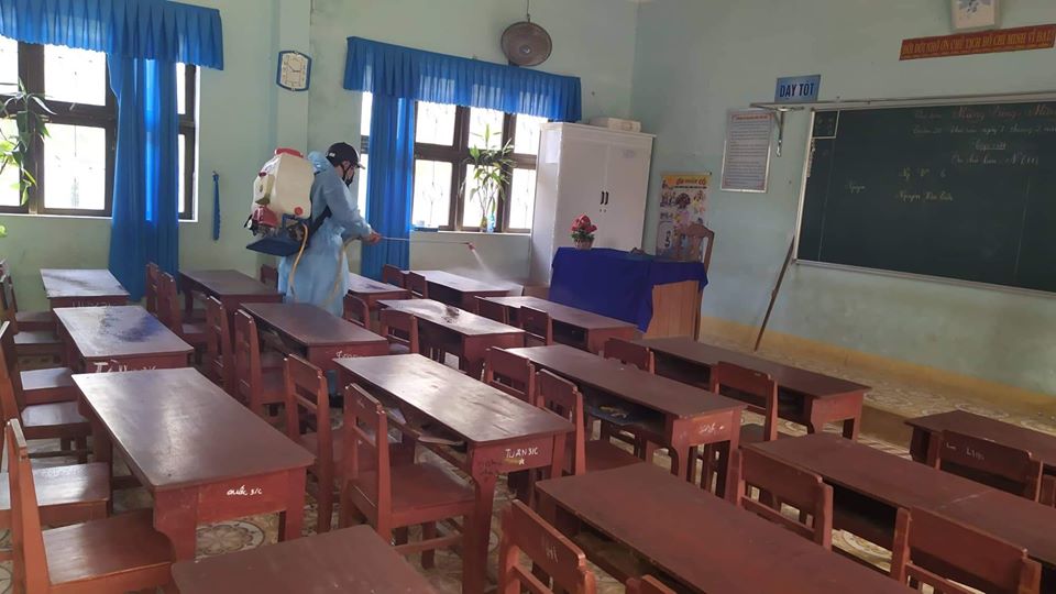 Đoàn xã Bình Lãnh phối hợp với Trạm Y tế xã tiến hành phun thuốc khử trùng các trường học trên địa bàn xã để phòng chống virus corona