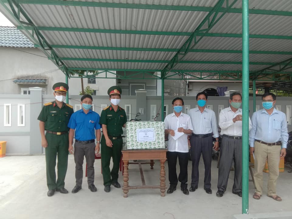 Đ/c Nguyễn Cao Cường - Bí thư Huyện đoàn cùng lãnh đạo các cơ quan ban ngành đoàn thể ở huyện đến thăm khu cách ly