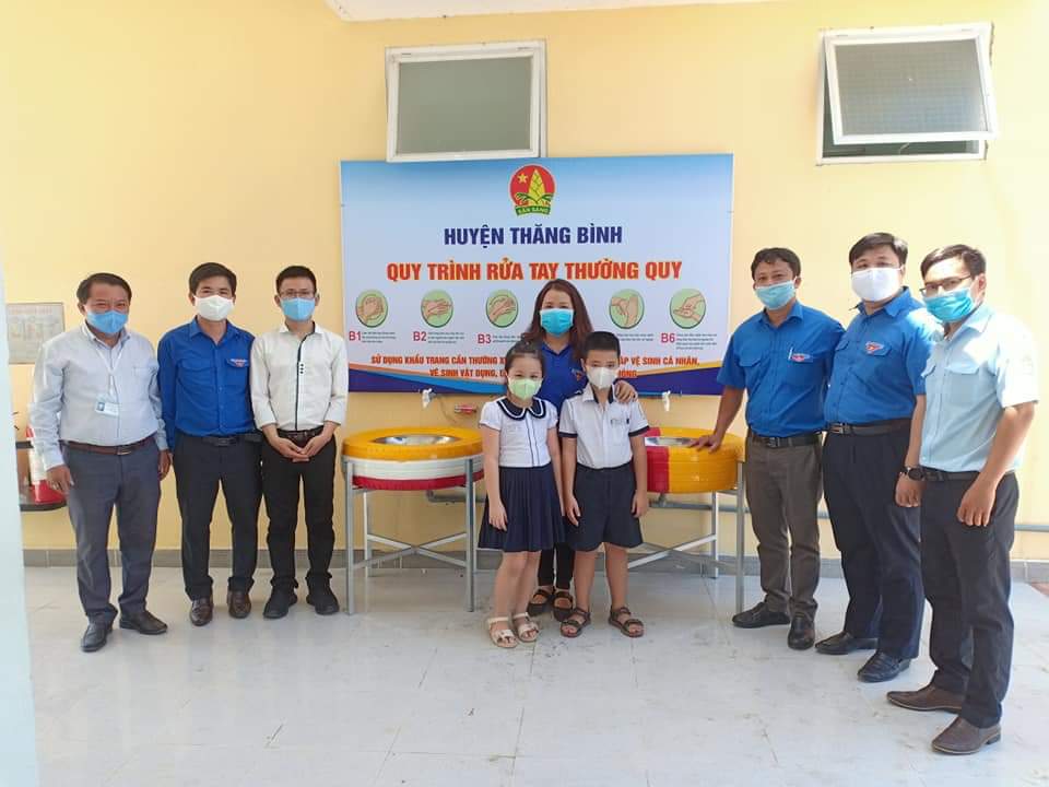 Hội đồng Đội Trung ương trao tặng khẩu trang và dung dịch rửa tay sát khuẩn tại Trường TH Lương Thế Vinh, Thăng Bình