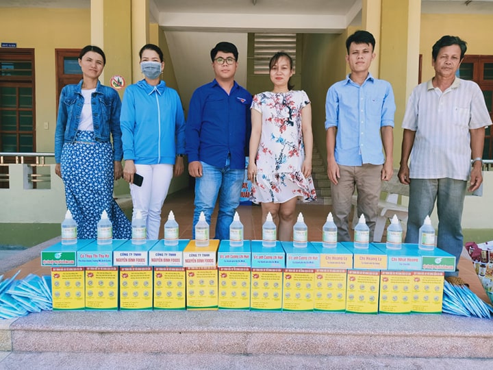 Đoàn xã Bình Giang trao tặng máy rửa tay sát khuẩn tự động cho các trường học
