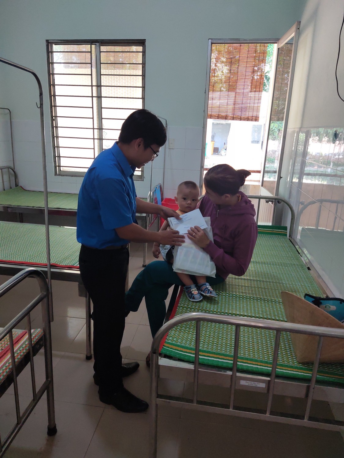 Tặng quà cho thiếu nhi đang điều trị tại Trung tâm Y tế Thăng Bình