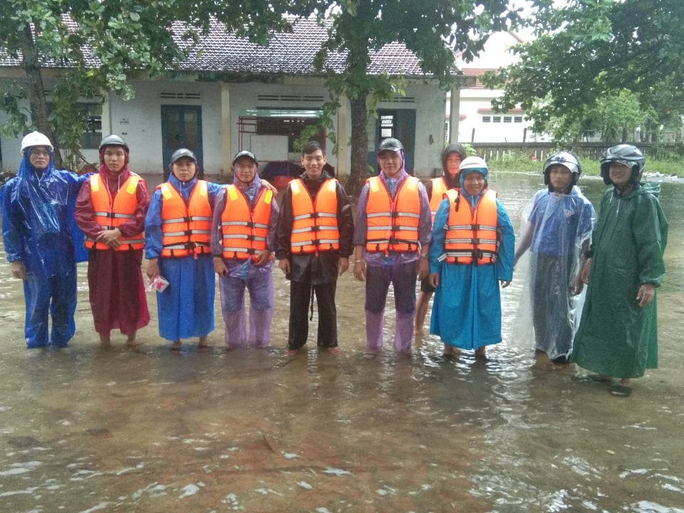 Đội TNXK xã Bình Quý tham gia phòng, chống lụt bão