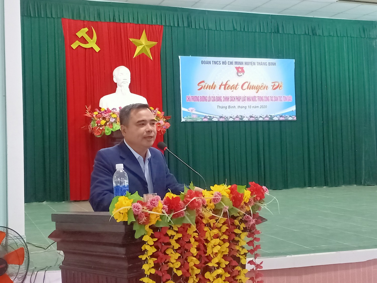 Đ/c Nguyễn Văn Đông - Phó chủ tịch Uỷ ban MTTQ Việt Nam huyện báo cáo chuyên đề.