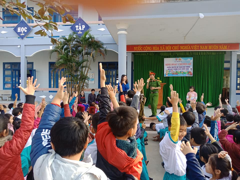 Đoàn Xã Bình Tú tổ chức tuyên truyền luật An toàn giao thông và Luật phòng cháy chữa cháy cho các em học sinh tại trường TH Lê Độ