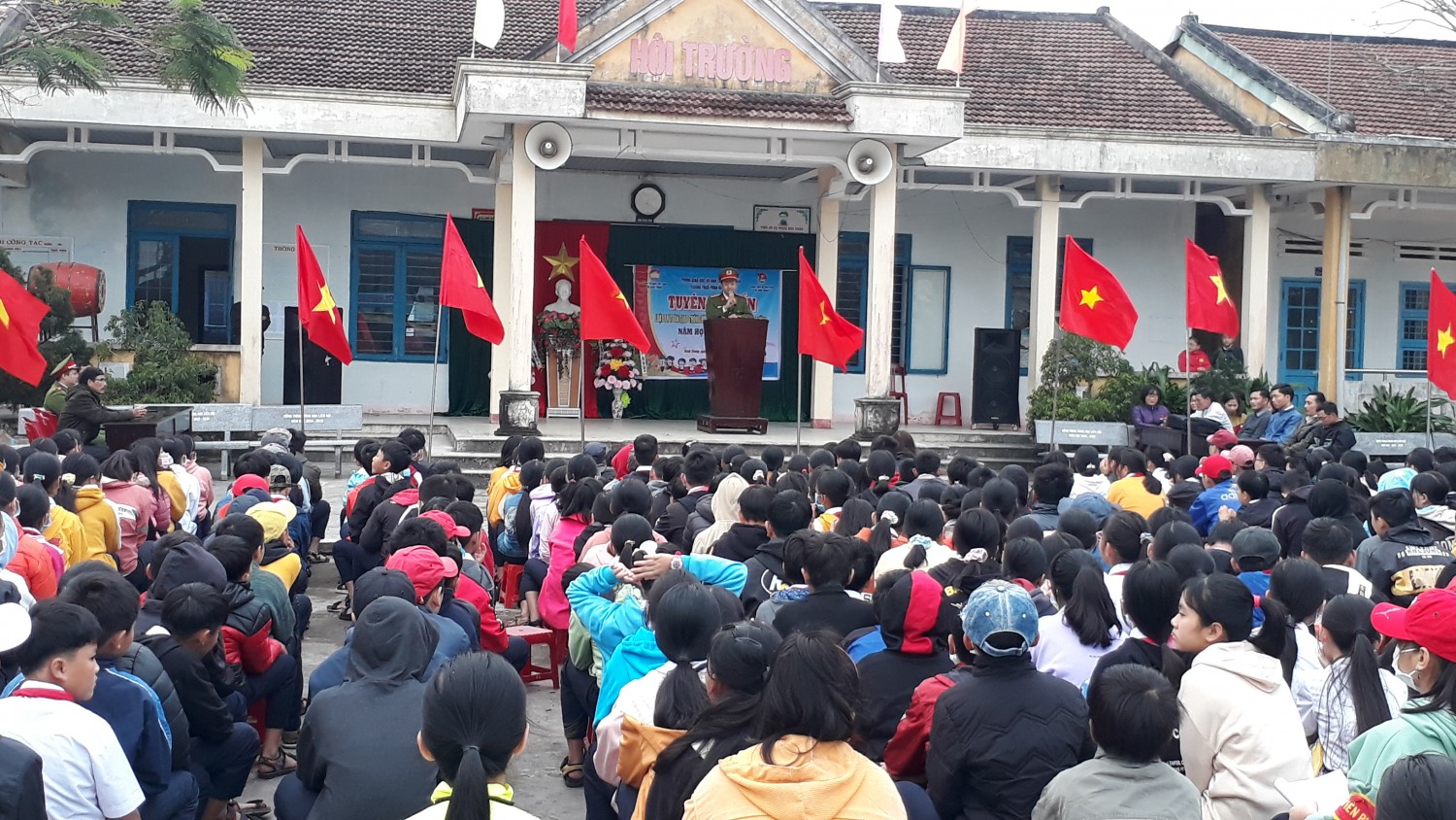 Tuổi trẻ Bình Trung tổ chức tuyên truyền luật ATGT và phòng chống bạo lực học đường trong trường học