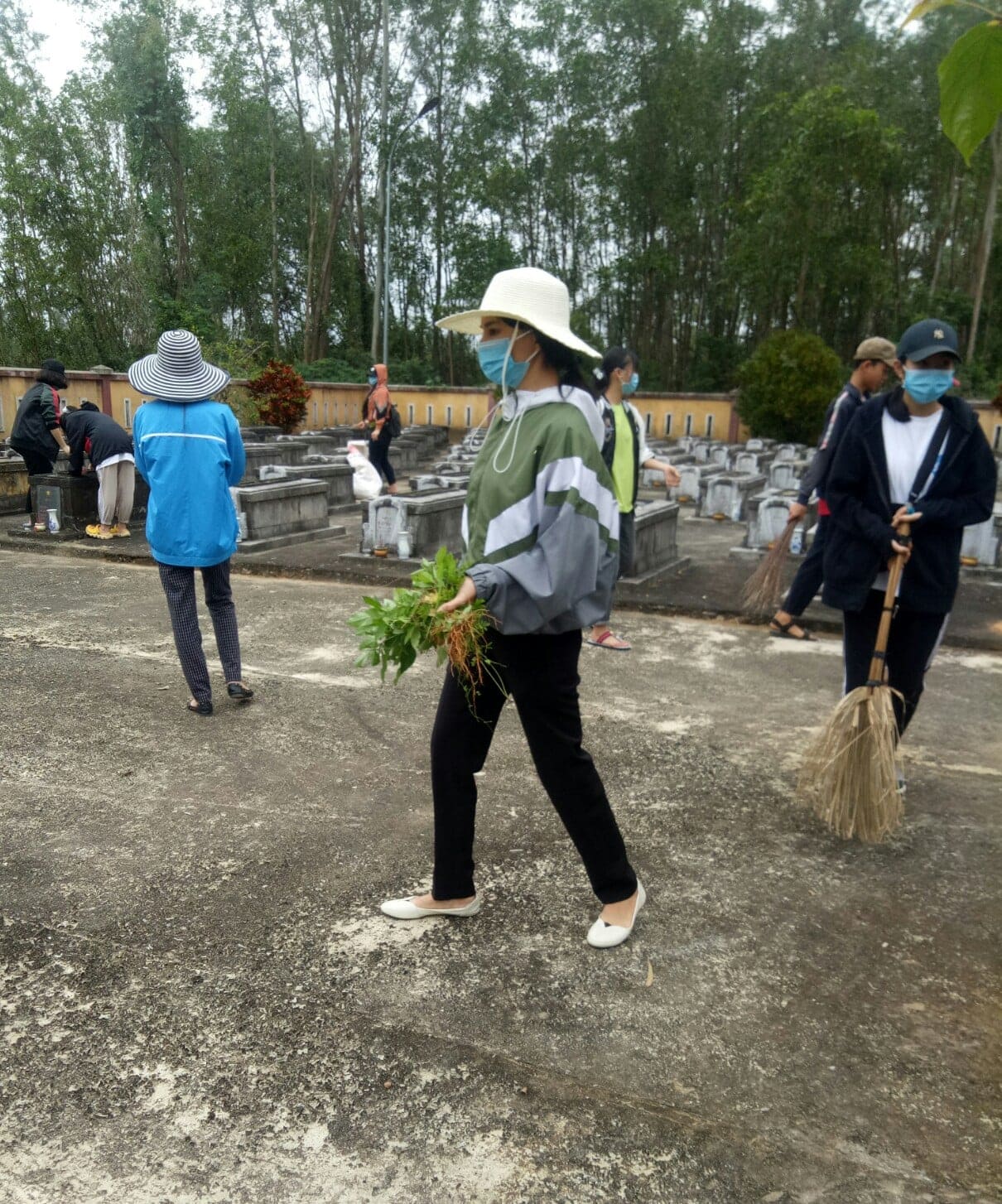Bình quế tổ chức dọn vệ sinh và viếng hương nghĩa trang liệt sĩ xã nhân dịp đón tết Nguyên đán Tân Sửu năm 2021