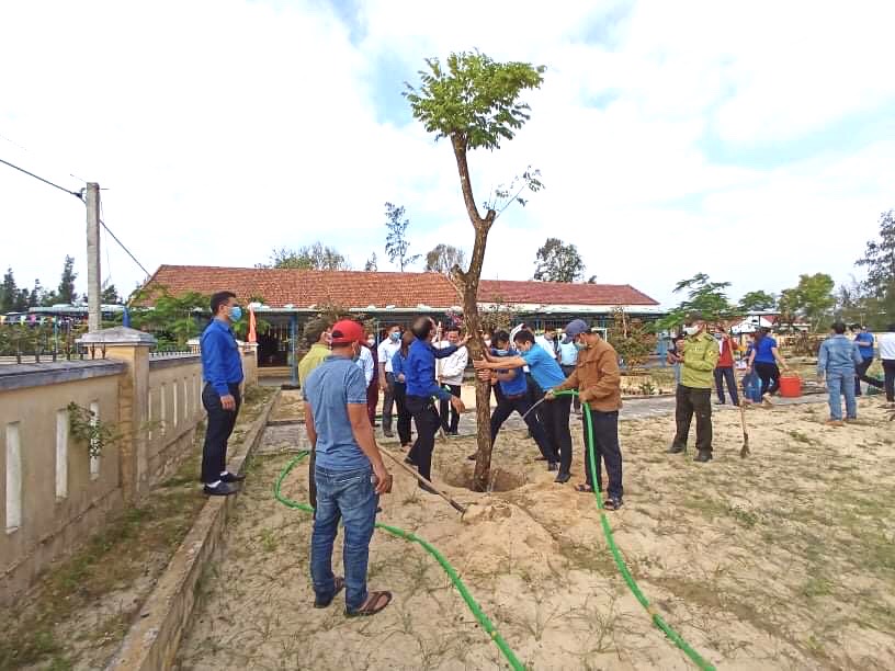 Ra quân trồng cây tại khuôn viên trường MG xã Bình Nam