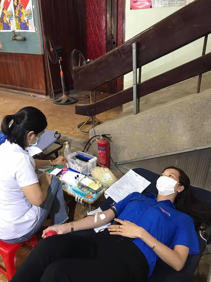Cán bộ đoàn xã Bình Đào tham gia hiến máu